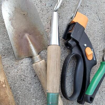 Lot 166: Assorted Hand Garden Tools