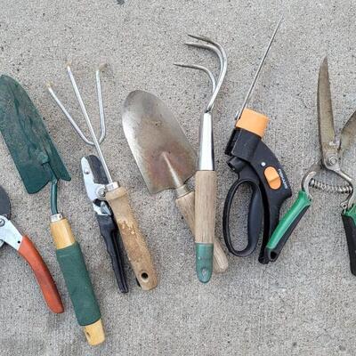 Lot 166: Assorted Hand Garden Tools
