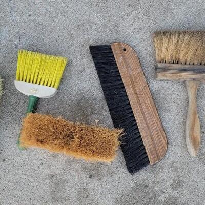 Lot 167: Assorted Brushes Lot