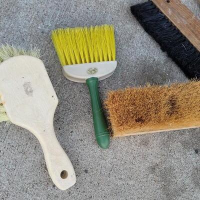 Lot 167: Assorted Brushes Lot