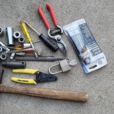 Lot 170: Assorted Toolbox Tray Tools feat MasterLock w/ Key