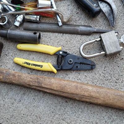 Lot 170: Assorted Toolbox Tray Tools feat MasterLock w/ Key