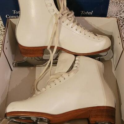 Lot 61: Size 7.5 Riedell Figure Ice Skates with Extra Laces, Lace Hook and Blade Guards