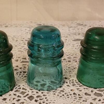 Lot 78: Vintage (2) Blue (1) Drey Clear Ball Jars and (2) Green (1) Blue Insulators