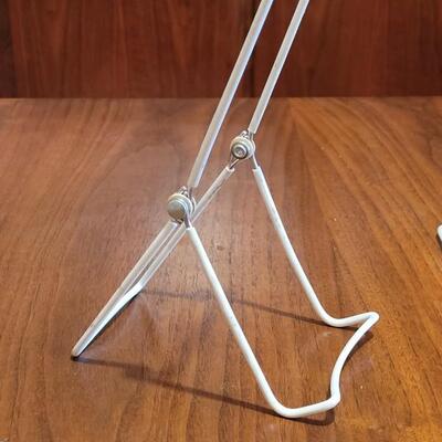 Lot 91: Display Stands Lot Black & White