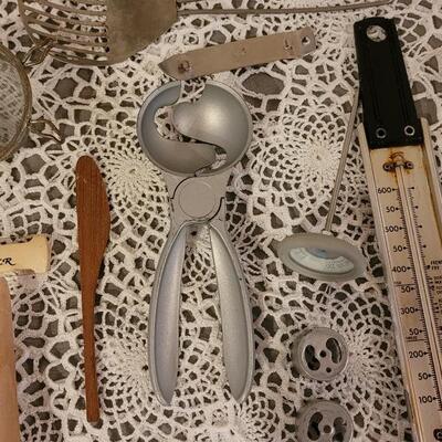 Lot 100: Kitchen Utensils Lot