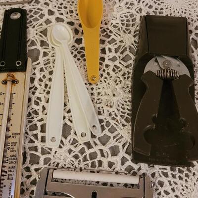 Lot 100: Kitchen Utensils Lot