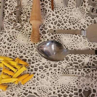 Lot 100: Kitchen Utensils Lot