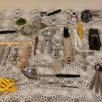 Lot 100: Kitchen Utensils Lot