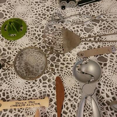 Lot 100: Kitchen Utensils Lot