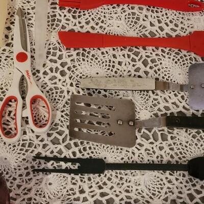 Lot 102: Kitchen Utensils Lot