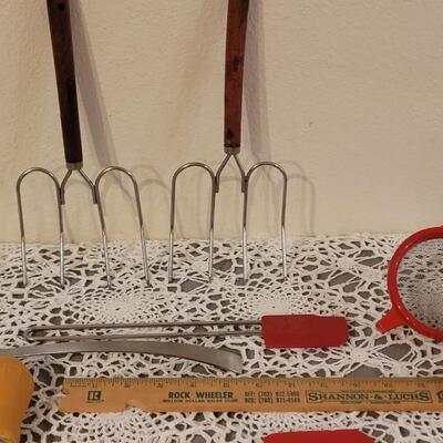 Lot 102: Kitchen Utensils Lot