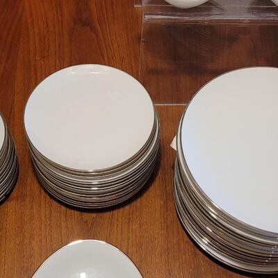 Lot 105: Noritake 'Silverdale' China Set (white with Silver Rim)