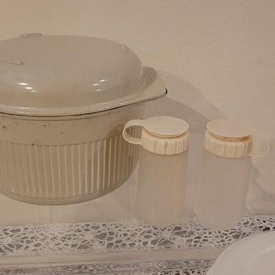 Lot 106: Plastic Storage and Microwave 4 Quart Dish