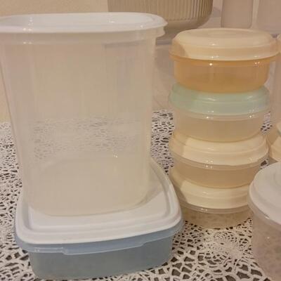 Lot 106: Plastic Storage and Microwave 4 Quart Dish