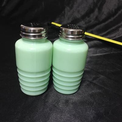 Jade. Salt pepper shakers