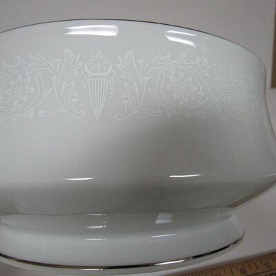 Very Nice Vintage Crown Victoria Lovelace Fine China Covered Serving Dish