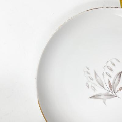 1961 KAYSONS CHINA â€œGOLDEN RHAPSODYâ€ 9â€ PLATES (16)