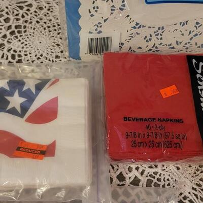 Lot 128: Disposable Napkins, Placemat, Snowflakes and Leaves