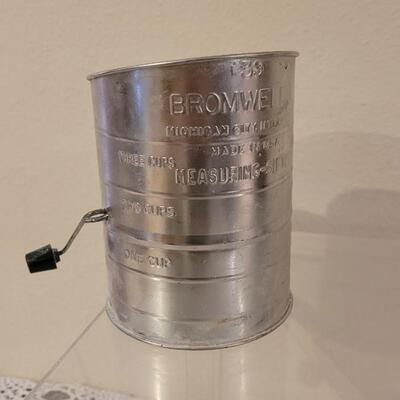 Lot 139: 2 Nesting Mixing Bowls, a Mixer Mixing Bowl and a Sifter