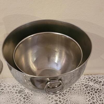 Lot 139: 2 Nesting Mixing Bowls, a Mixer Mixing Bowl and a Sifter
