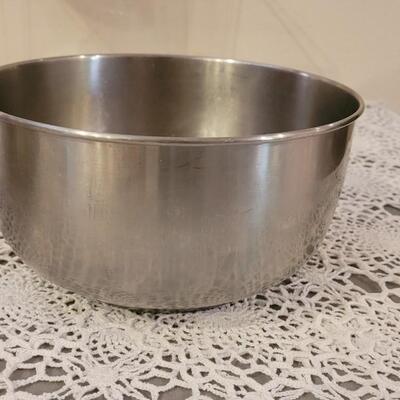 Lot 139: 2 Nesting Mixing Bowls, a Mixer Mixing Bowl and a Sifter