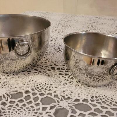 Lot 139: 2 Nesting Mixing Bowls, a Mixer Mixing Bowl and a Sifter