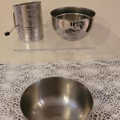 Lot 139: 2 Nesting Mixing Bowls, a Mixer Mixing Bowl and a Sifter