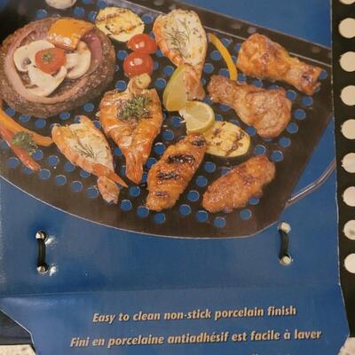 Lot 143: 12" Skillet with Lid & Grill Life