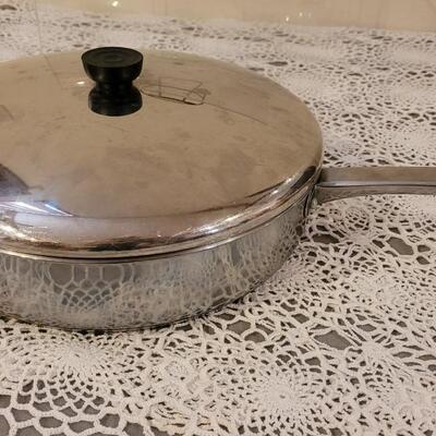 Lot 143: 12" Skillet with Lid & Grill Life