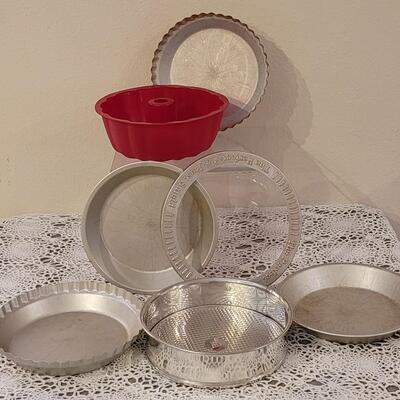 Lot 148: Baking Lot with Silicone Bundt Pan