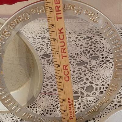 Lot 148: Baking Lot with Silicone Bundt Pan