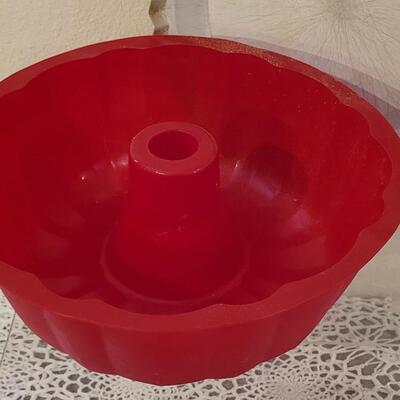 Lot 148: Baking Lot with Silicone Bundt Pan