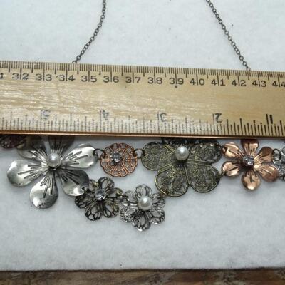 Sweet Silver Tone & Pearl Flower Necklace