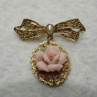 Gold Tone Porcelain Rose Victorian Brooch, Ribbon & Bows, Pearl