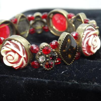 Victorian Red Roses, Gold Tone Fun Stretch Bracelet