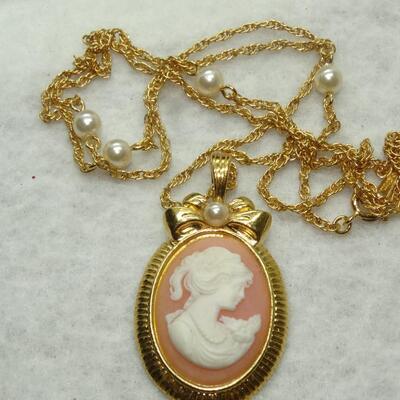 Pretty Gold Tone Cameo Pendant Necklace, Pearl Accent