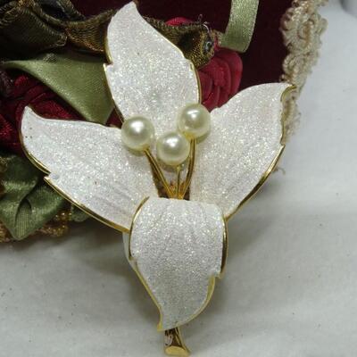 Gorgeous Gold plated Flower & Pearl Pin - missing pin back