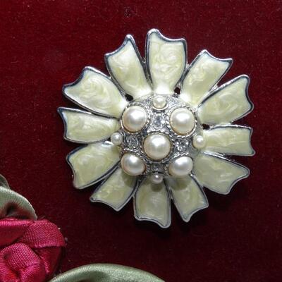 Pretty Enamel & Pearl Brooch