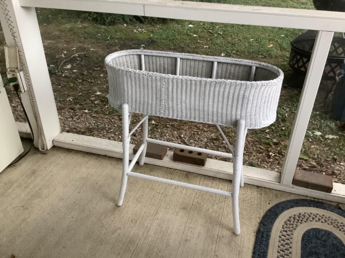 O924 Antique Wicker Plant Stand