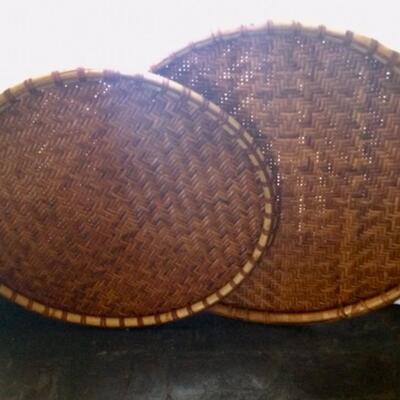 2 woven trays