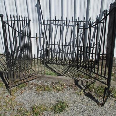 Outdoor Metal Fencing With Gate