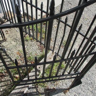 Outdoor Metal Fencing With Gate