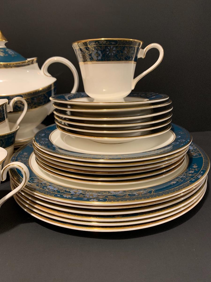 Lot 111 English Royal Doulton "Carlyle" Pattern Tea/Lunch/Dinner