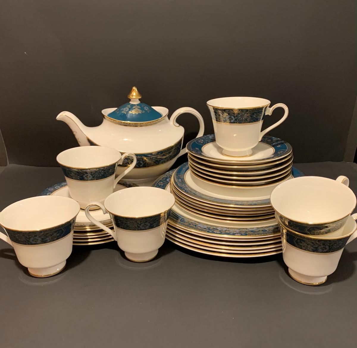 Lot 111 English Royal Doulton "Carlyle" Pattern Tea/Lunch/Dinner