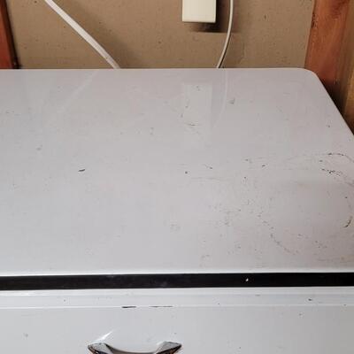 Lot 265: VINTAGE IMPCO METAL KITCHEN CABINET CUPBOARD WORK STATION CHICAGO UNION MADE