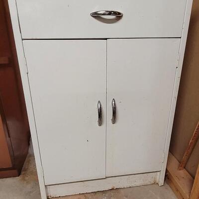 Lot 265: VINTAGE IMPCO METAL KITCHEN CABINET CUPBOARD WORK STATION CHICAGO UNION MADE