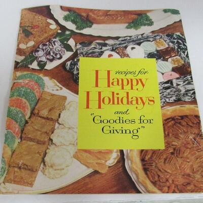 Lot of Vintage Cookie Cutters, Tom and Jerry Plastic, Some Lowes 1956, And Holiday Cook Booklet