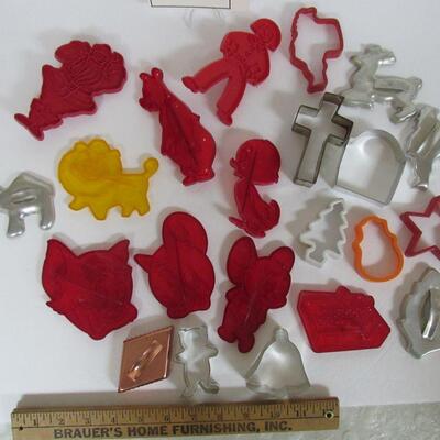 Lot of Vintage Cookie Cutters, Tom and Jerry Plastic, Some Lowes 1956, And Holiday Cook Booklet