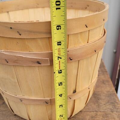 Lot 327: (3) Assorted Size Vintage Farmhouse Harvest Baskets